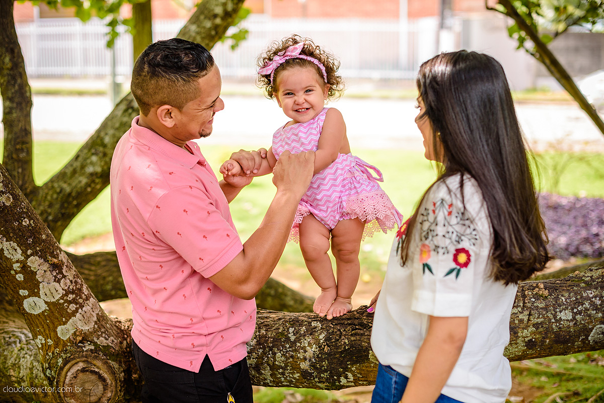 Lindo ensaio infantil feito na ilha do frade com chuva de bênçãos e bebê de 1 ano fotografado por fotógrafos de casamento de vila velha fotógrafos de casamento de vitória fotógrafos de casamento de serra espirito santo es