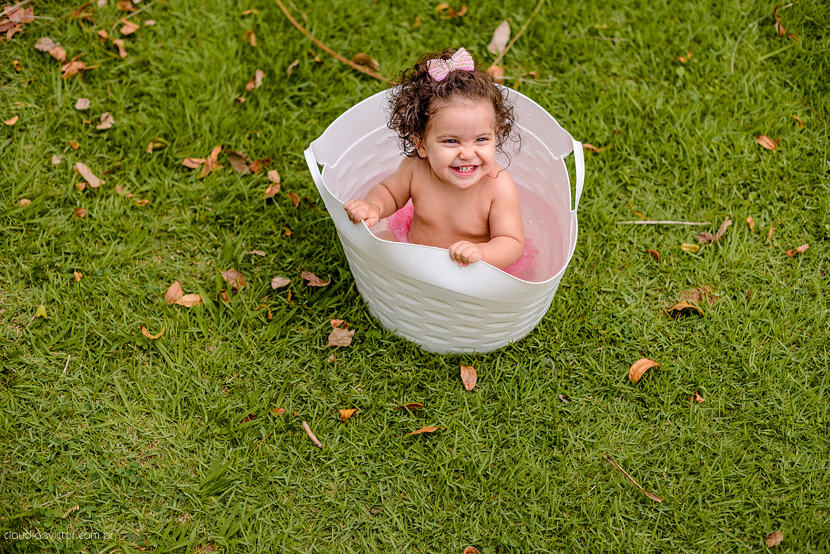 Lindo ensaio infantil feito na ilha do frade com chuva de bênçãos e bebê de 1 ano fotografado por fotógrafos de casamento de vila velha fotógrafos de casamento de vitória fotógrafos de casamento de serra espirito santo es