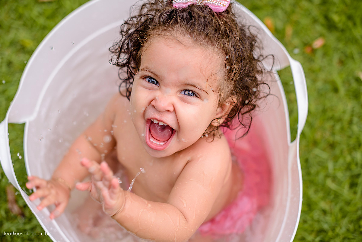 Lindo ensaio infantil feito na ilha do frade com chuva de bênçãos e bebê de 1 ano fotografado por fotógrafos de casamento de vila velha fotógrafos de casamento de vitória fotógrafos de casamento de serra espirito santo es