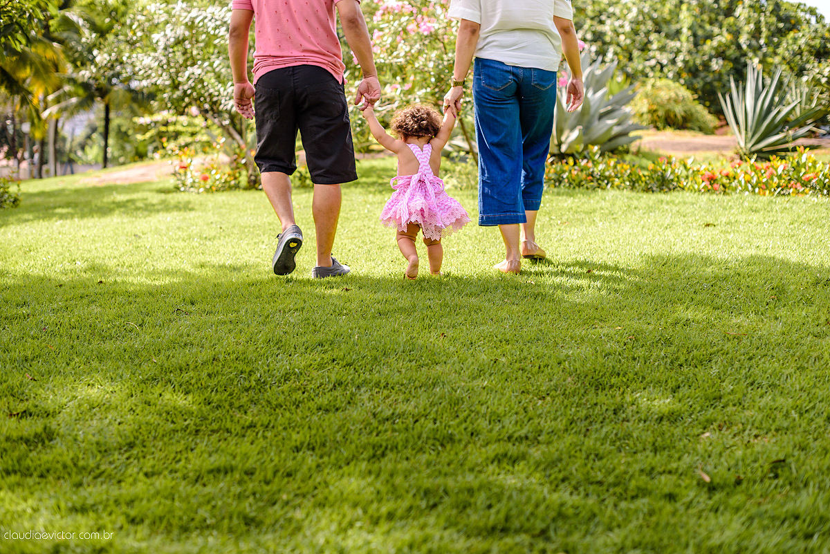 Lindo ensaio infantil feito na ilha do frade com chuva de bênçãos e bebê de 1 ano fotografado por fotógrafos de casamento de vila velha fotógrafos de casamento de vitória fotógrafos de casamento de serra espirito santo es
