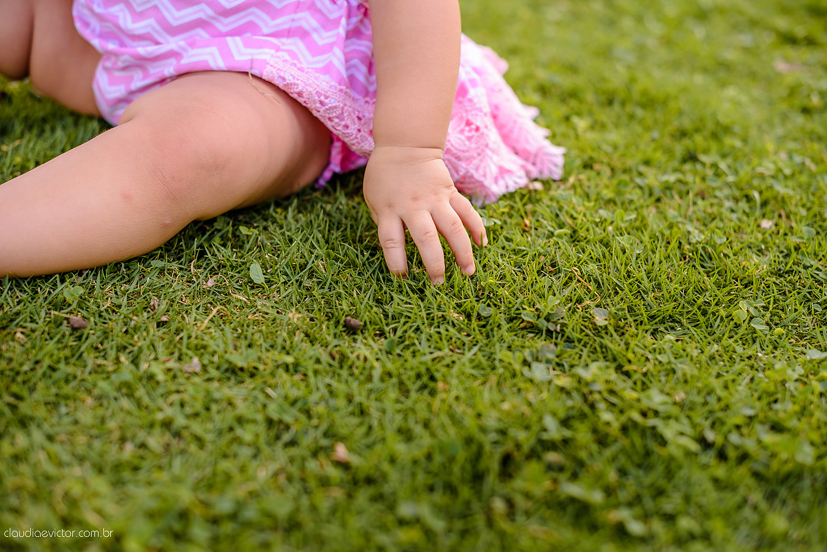 Lindo ensaio infantil feito na ilha do frade com chuva de bênçãos e bebê de 1 ano fotografado por fotógrafos de casamento de vila velha fotógrafos de casamento de vitória fotógrafos de casamento de serra espirito santo es