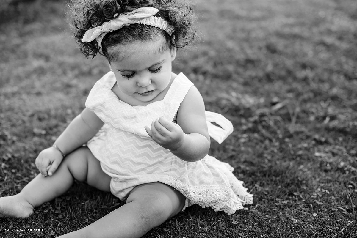 Lindo ensaio infantil feito na ilha do frade com chuva de bênçãos e bebê de 1 ano fotografado por fotógrafos de casamento de vila velha fotógrafos de casamento de vitória fotógrafos de casamento de serra espirito santo es