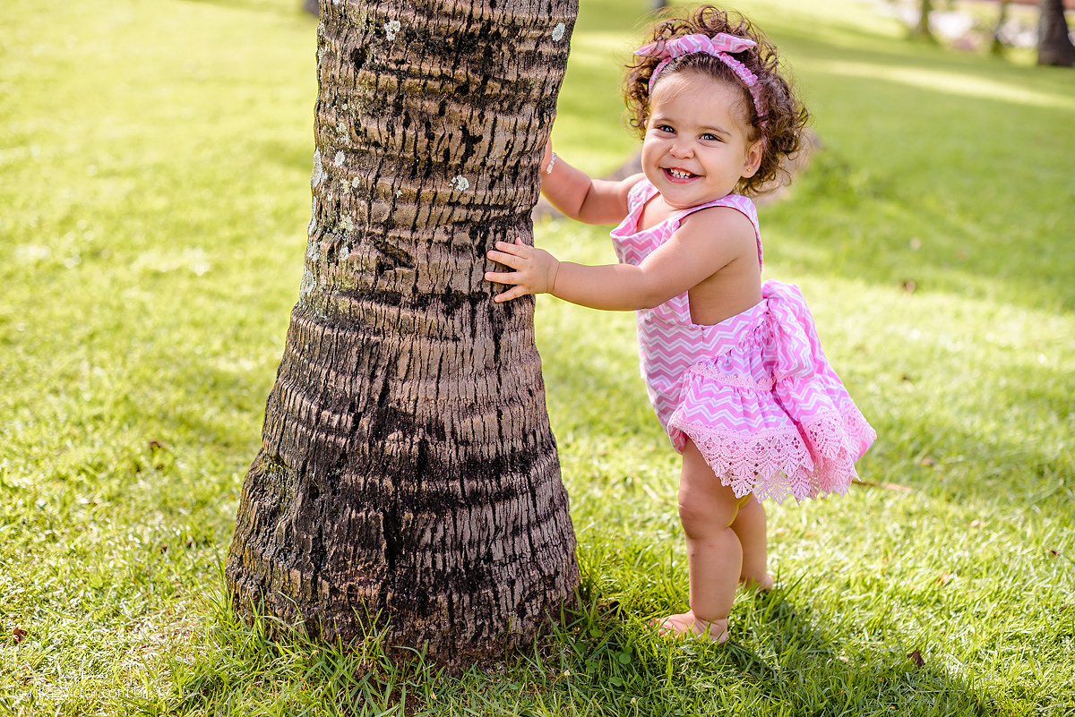 Lindo ensaio infantil feito na ilha do frade com chuva de bênçãos e bebê de 1 ano fotografado por fotógrafos de casamento de vila velha fotógrafos de casamento de vitória fotógrafos de casamento de serra espirito santo es
