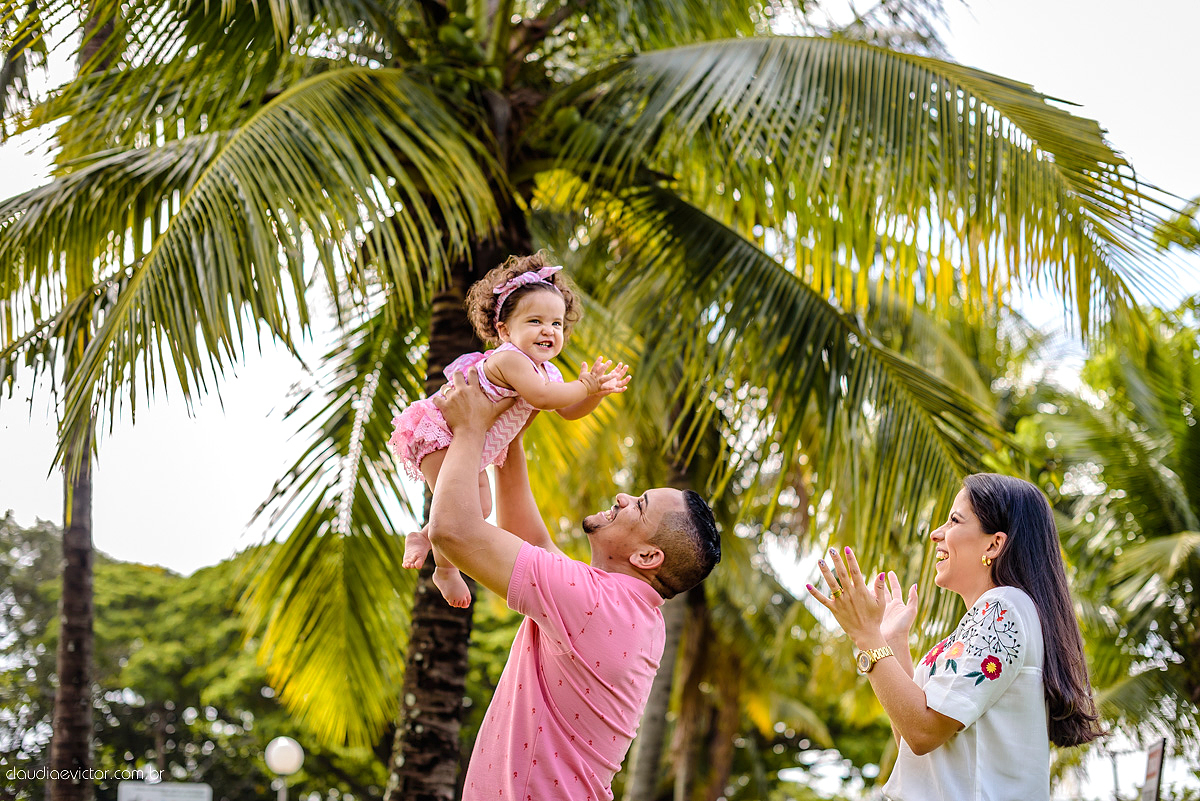 Lindo ensaio infantil feito na ilha do frade com chuva de bênçãos e bebê de 1 ano fotografado por fotógrafos de casamento de vila velha fotógrafos de casamento de vitória fotógrafos de casamento de serra espirito santo es