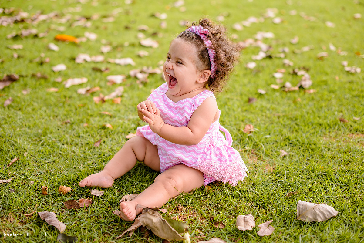 Lindo ensaio infantil feito na ilha do frade com chuva de bênçãos e bebê de 1 ano fotografado por fotógrafos de casamento de vila velha fotógrafos de casamento de vitória fotógrafos de casamento de serra espirito santo es