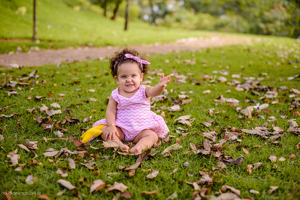 Lindo ensaio infantil feito na ilha do frade com chuva de bênçãos e bebê de 1 ano fotografado por fotógrafos de casamento de vila velha fotógrafos de casamento de vitória fotógrafos de casamento de serra espirito santo es