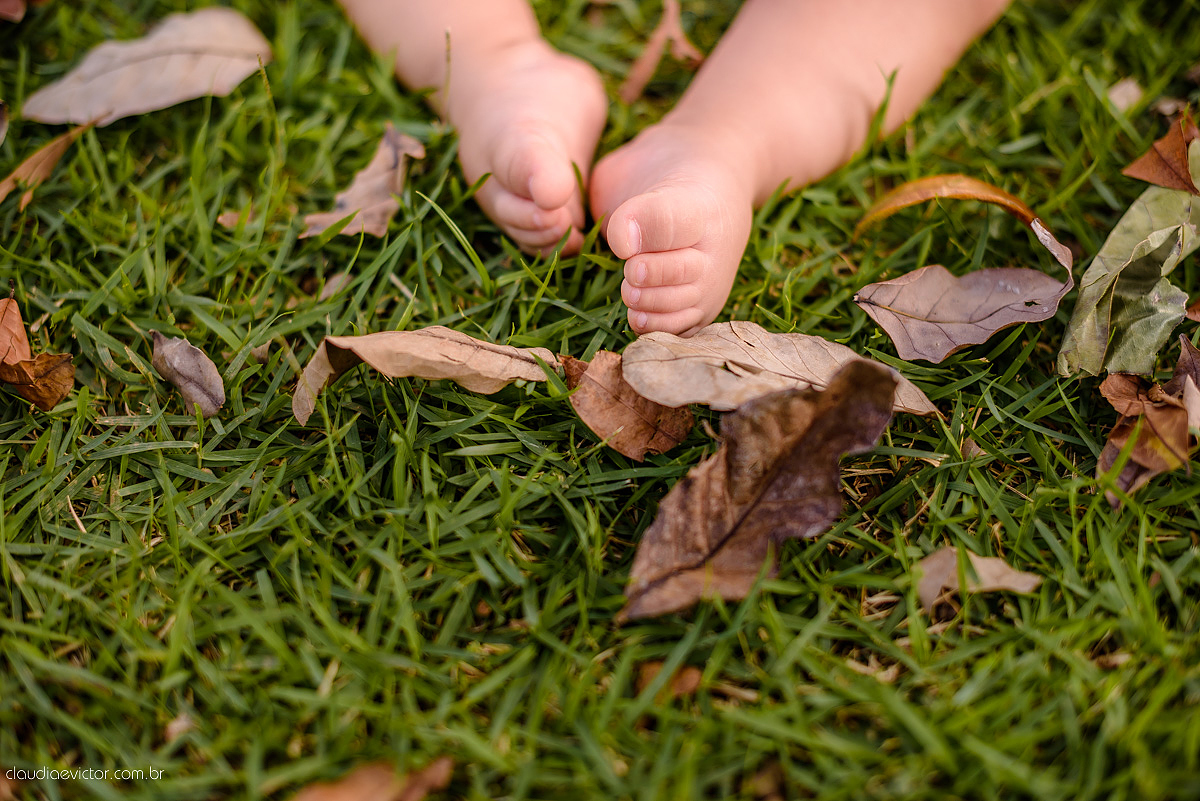 Lindo ensaio infantil feito na ilha do frade com chuva de bênçãos e bebê de 1 ano fotografado por fotógrafos de casamento de vila velha fotógrafos de casamento de vitória fotógrafos de casamento de serra espirito santo es