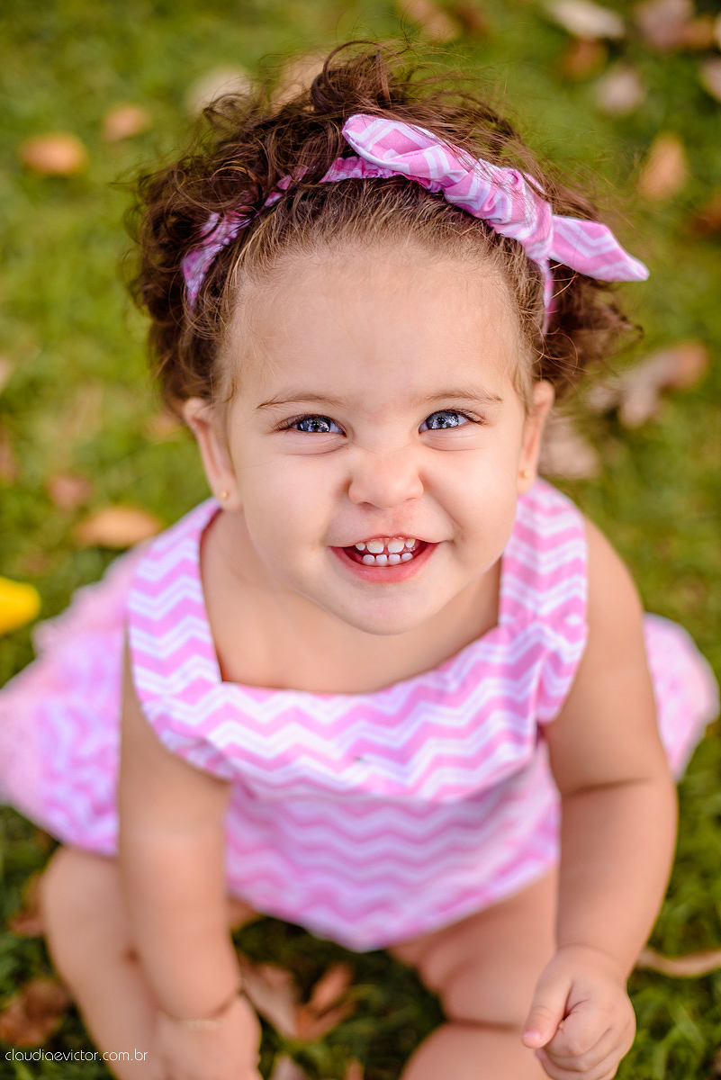 Lindo ensaio infantil feito na ilha do frade com chuva de bênçãos e bebê de 1 ano fotografado por fotógrafos de casamento de vila velha fotógrafos de casamento de vitória fotógrafos de casamento de serra espirito santo es
