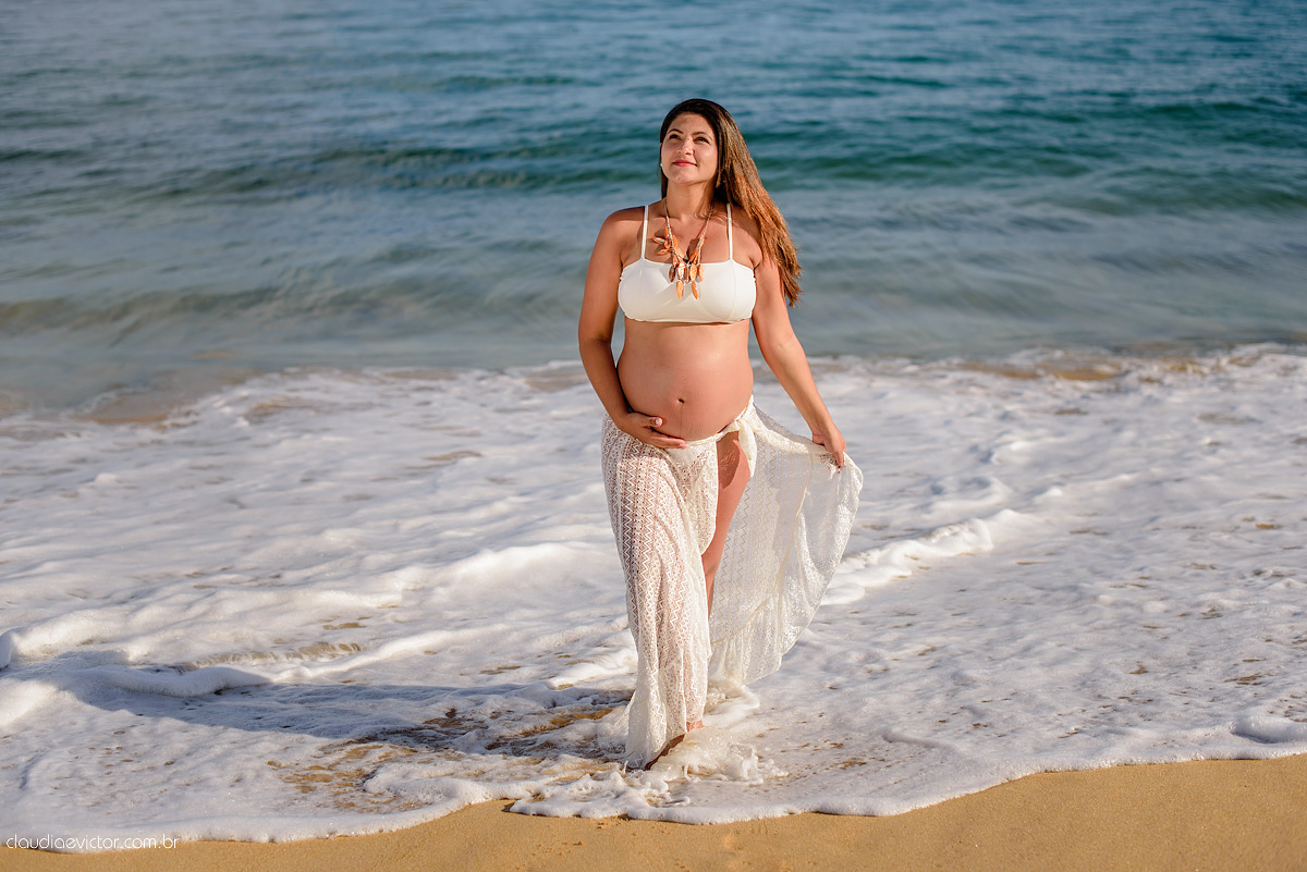 Lindo ensaio de gestante realizado em pedra azul e na praia dentro de um hotel com grávida e casal sendo fotografado por fotógrafos de casamento de vila velha fotógrafos de casamento de vitória espirito santo es com barco, flores no Bristol Vista azul
