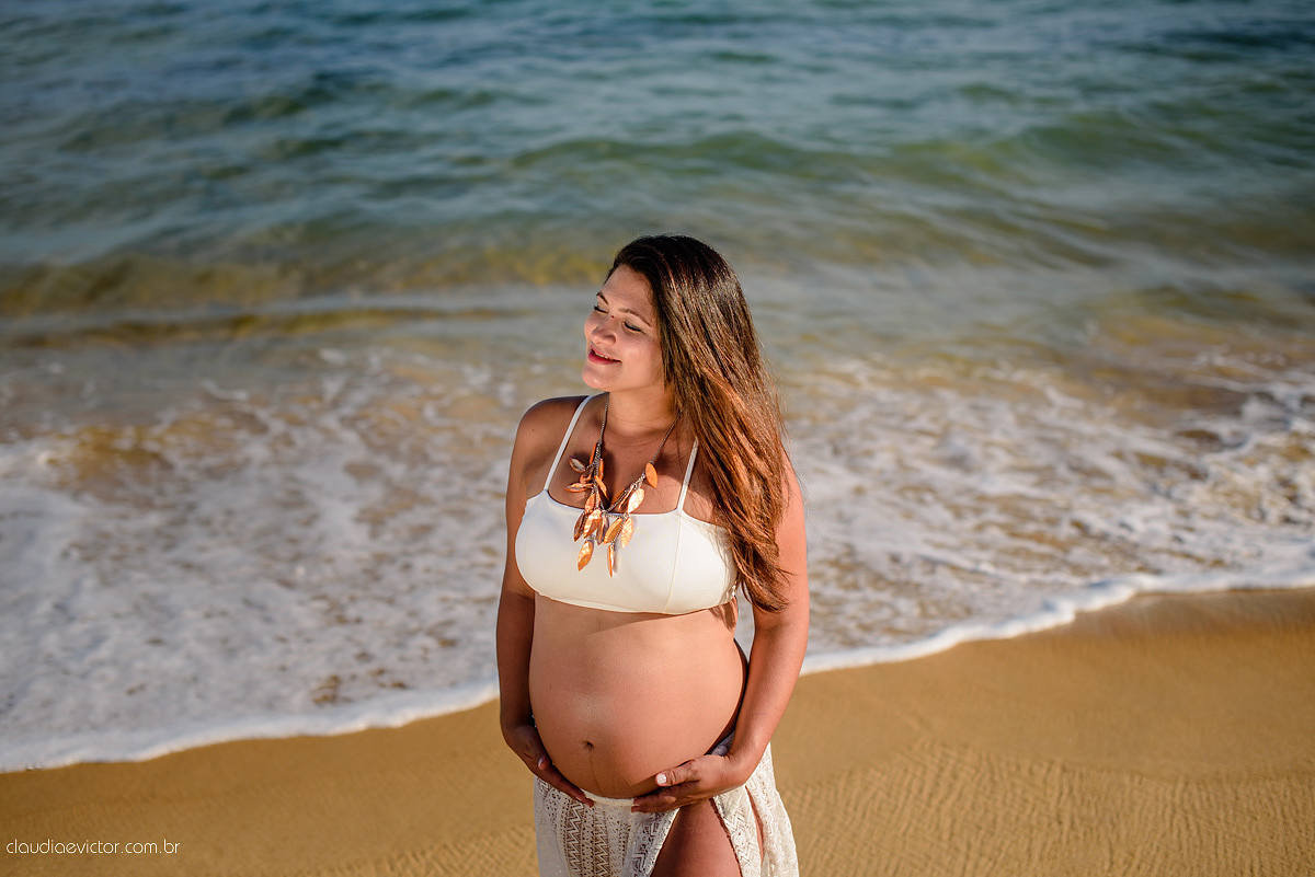 Lindo ensaio de gestante realizado em pedra azul e na praia dentro de um hotel com grávida e casal sendo fotografado por fotógrafos de casamento de vila velha fotógrafos de casamento de vitória espirito santo es com barco, flores no Bristol Vista azul