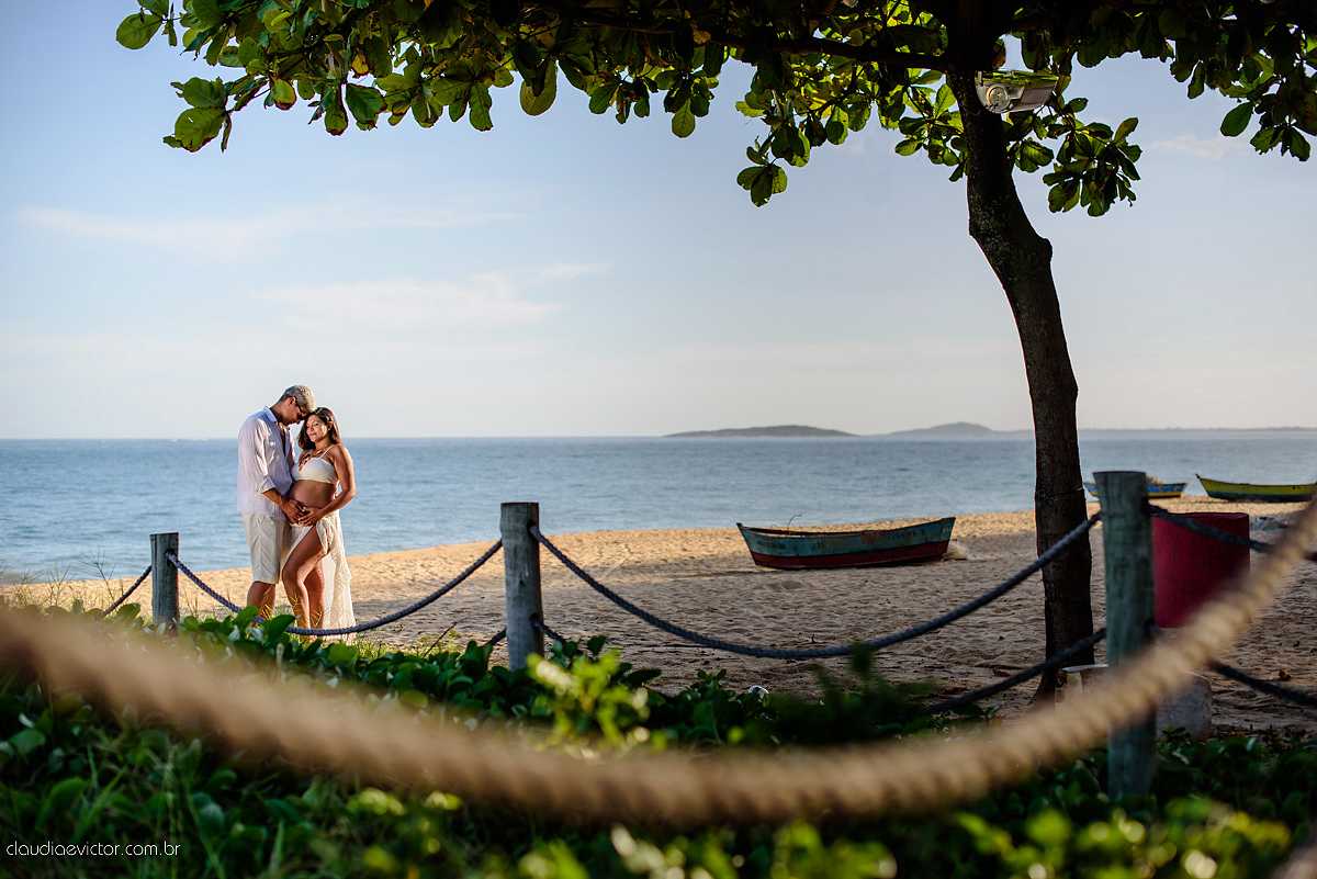 Lindo ensaio de gestante realizado em pedra azul e na praia dentro de um hotel com grávida e casal sendo fotografado por fotógrafos de casamento de vila velha fotógrafos de casamento de vitória espirito santo es com barco, flores no Bristol Vista azul
