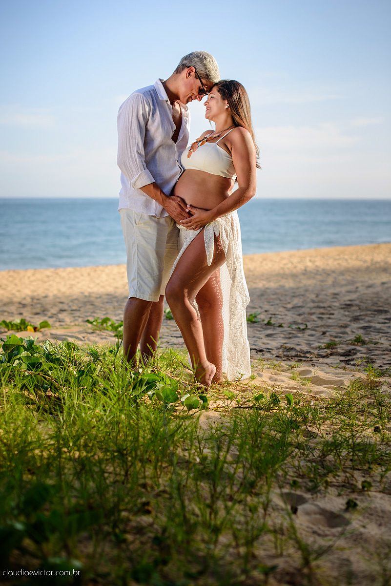 Lindo ensaio de gestante realizado em pedra azul e na praia dentro de um hotel com grávida e casal sendo fotografado por fotógrafos de casamento de vila velha fotógrafos de casamento de vitória espirito santo es com barco, flores no Bristol Vista azul