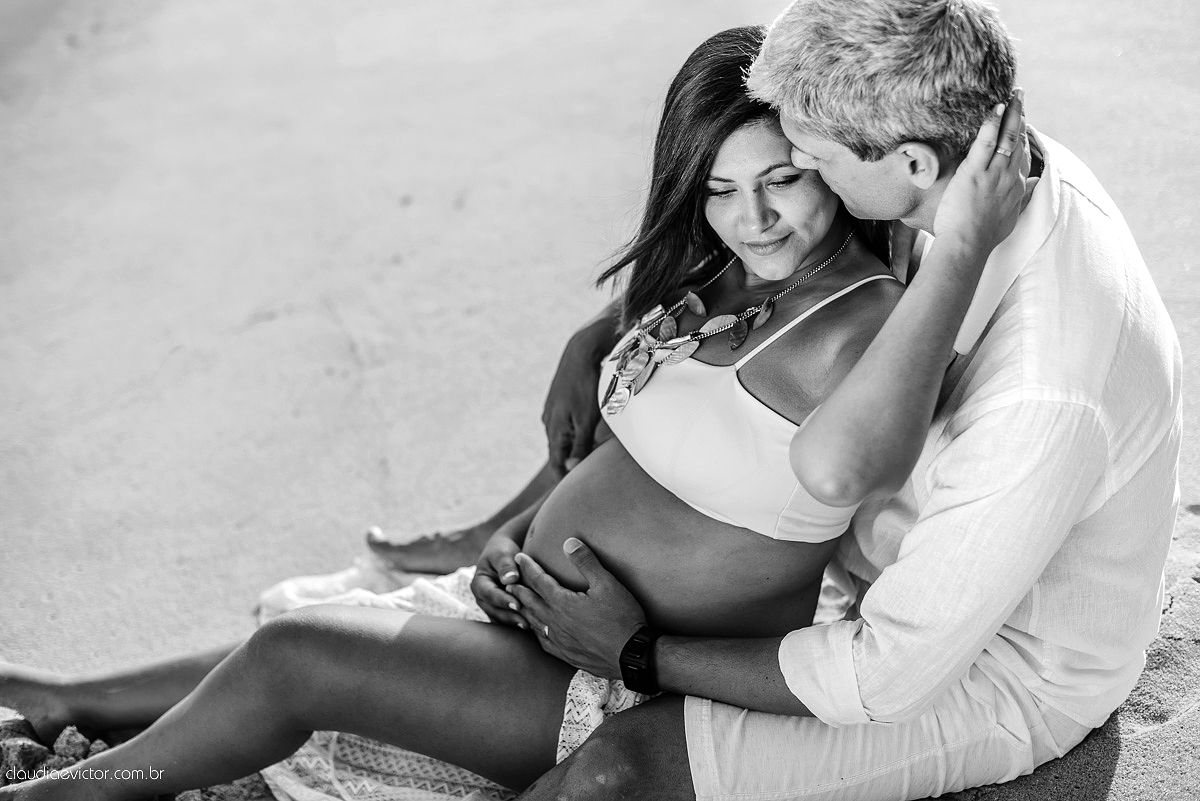 Lindo ensaio de gestante realizado em pedra azul e na praia dentro de um hotel com grávida e casal sendo fotografado por fotógrafos de casamento de vila velha fotógrafos de casamento de vitória espirito santo es com barco, flores no Bristol Vista azul