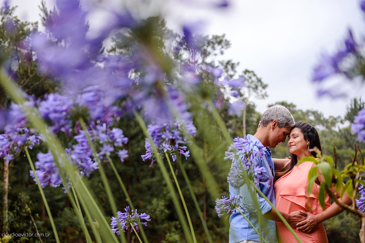 Lindo ensaio de gestante realizado em pedra azul e na praia dentro de um hotel com grávida e casal sendo fotografado por fotógrafos de casamento de vila velha fotógrafos de casamento de vitória espirito santo es com barco, flores no Bristol Vista azul