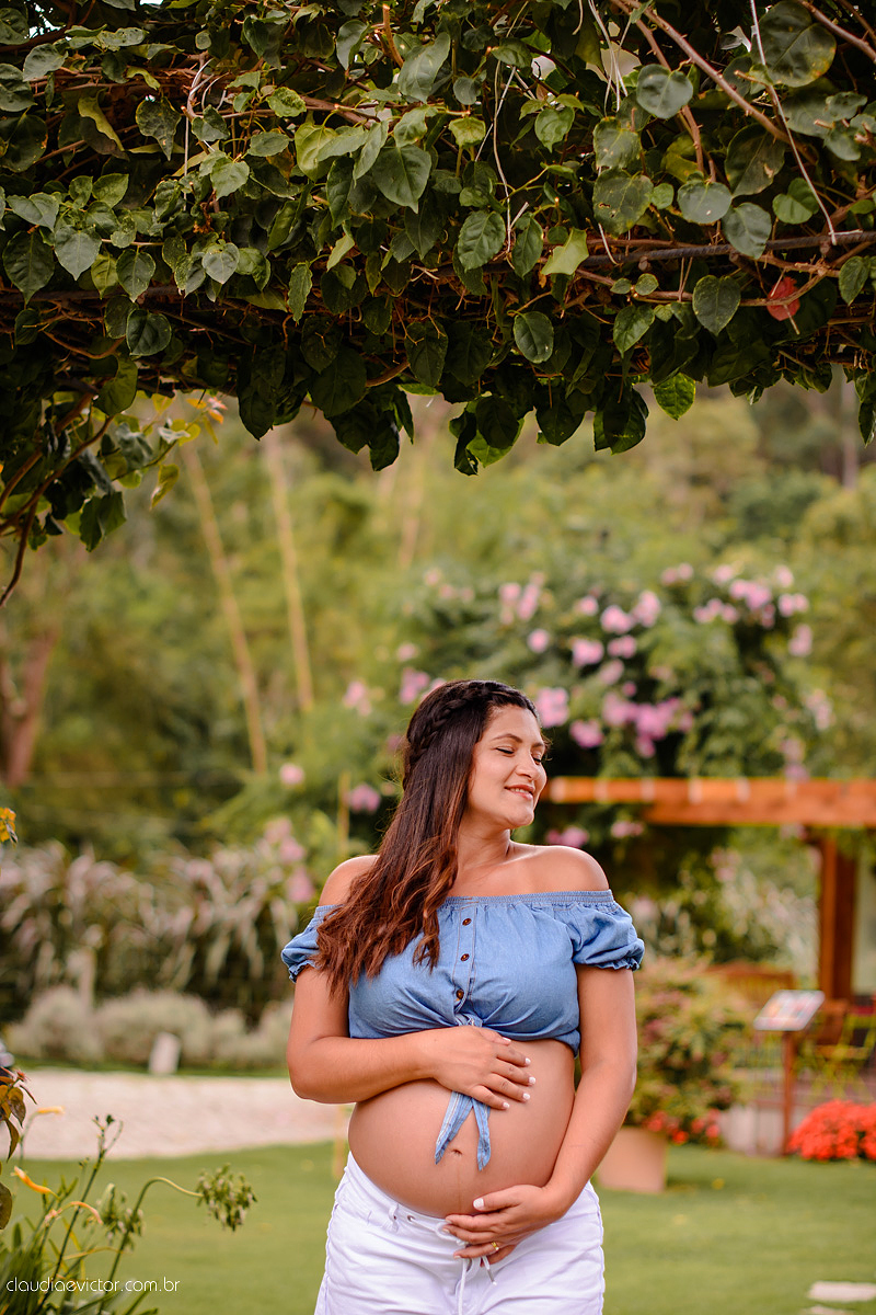 Lindo ensaio de gestante realizado em pedra azul e na praia dentro de um hotel com grávida e casal sendo fotografado por fotógrafos de casamento de vila velha fotógrafos de casamento de vitória espirito santo es com barco, flores no Bristol Vista azul