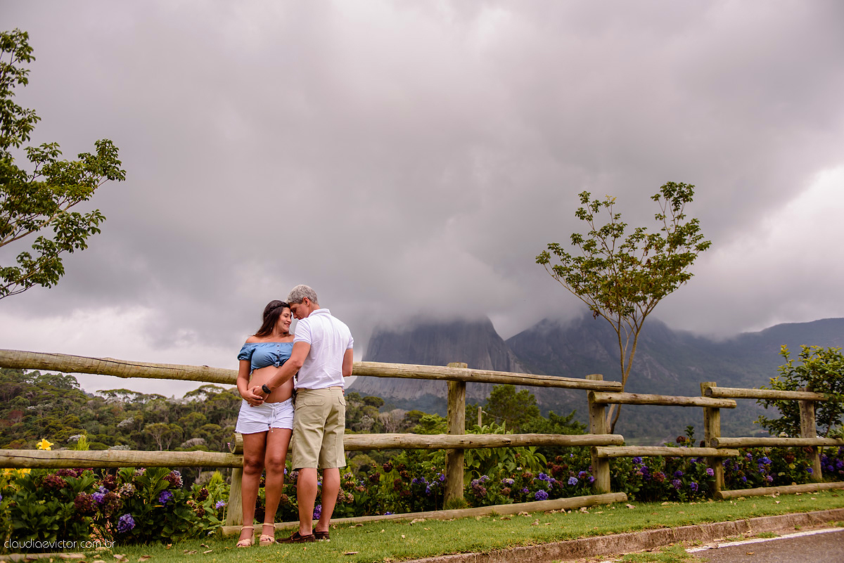 Lindo ensaio de gestante realizado em pedra azul e na praia dentro de um hotel com grávida e casal sendo fotografado por fotógrafos de casamento de vila velha fotógrafos de casamento de vitória espirito santo es com barco, flores no Bristol Vista azul