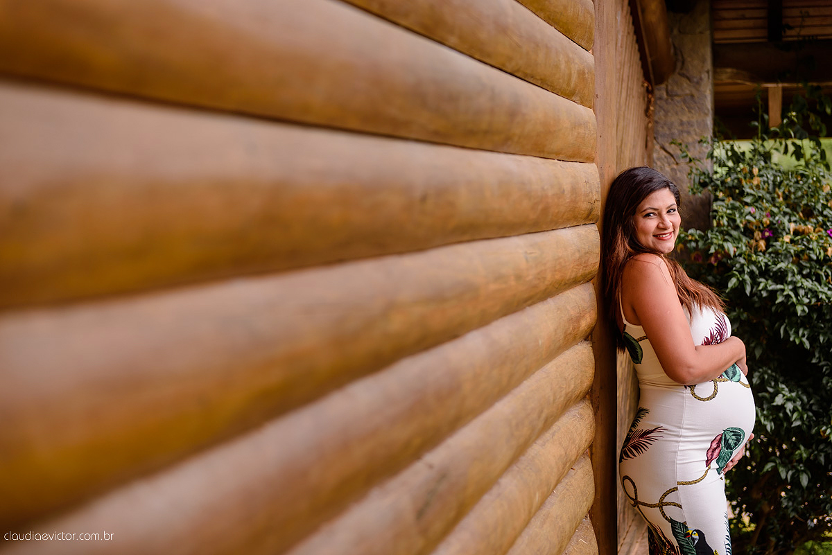 Lindo ensaio de gestante realizado em pedra azul e na praia dentro de um hotel com grávida e casal sendo fotografado por fotógrafos de casamento de vila velha fotógrafos de casamento de vitória espirito santo es com barco, flores no Bristol Vista azul