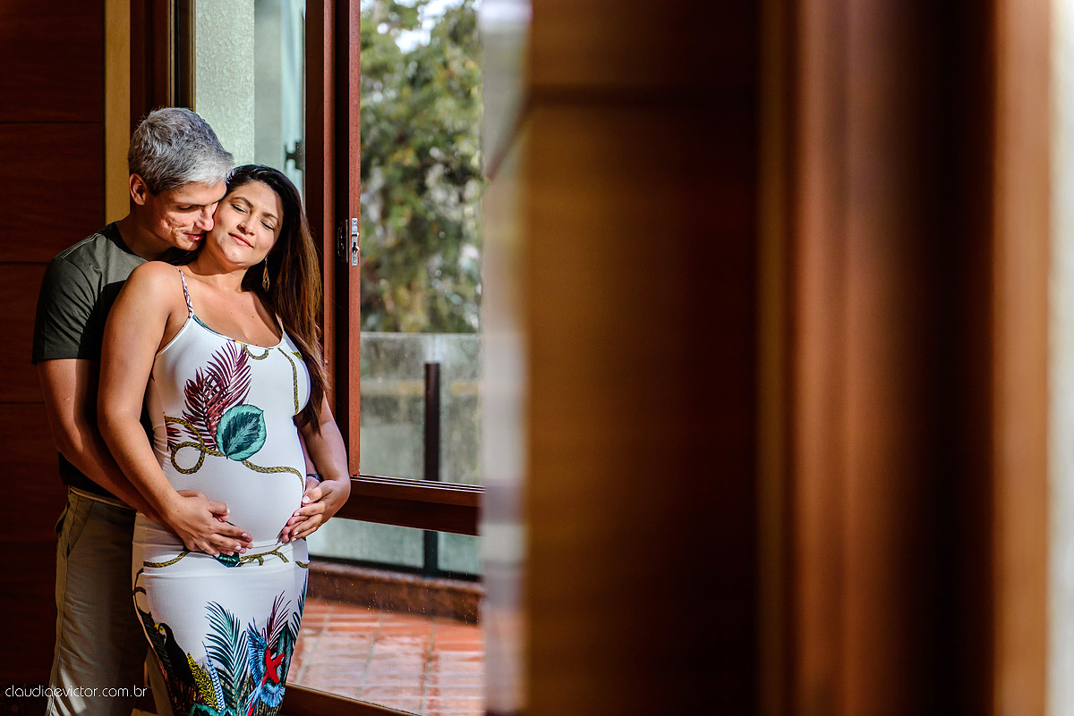 Lindo ensaio de gestante realizado em pedra azul e na praia dentro de um hotel com grávida e casal sendo fotografado por fotógrafos de casamento de vila velha fotógrafos de casamento de vitória espirito santo es com barco, flores no Bristol Vista azul