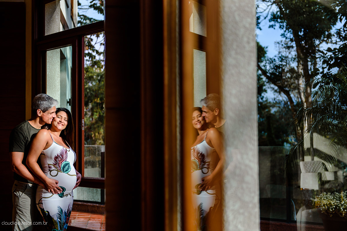 Lindo ensaio de gestante realizado em pedra azul e na praia dentro de um hotel com grávida e casal sendo fotografado por fotógrafos de casamento de vila velha fotógrafos de casamento de vitória espirito santo es com barco, flores no Bristol Vista azul