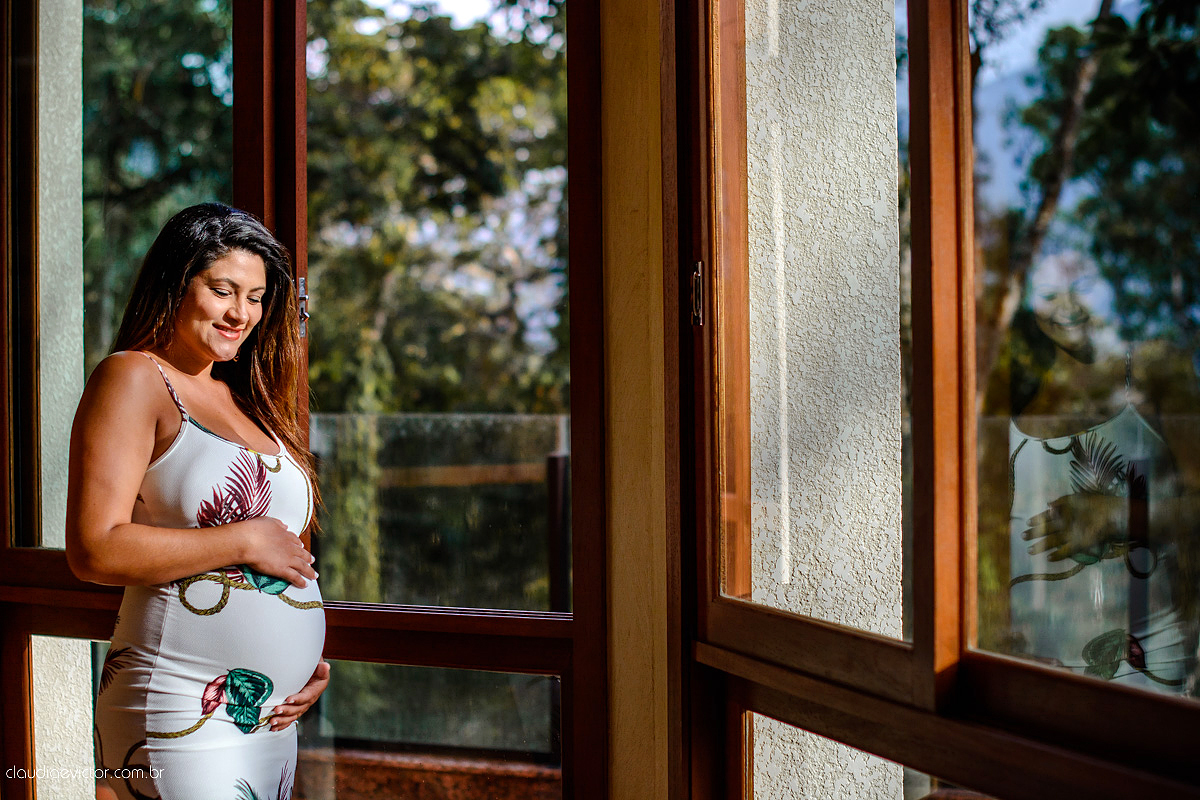 Lindo ensaio de gestante realizado em pedra azul e na praia dentro de um hotel com grávida e casal sendo fotografado por fotógrafos de casamento de vila velha fotógrafos de casamento de vitória espirito santo es com barco, flores no Bristol Vista azul