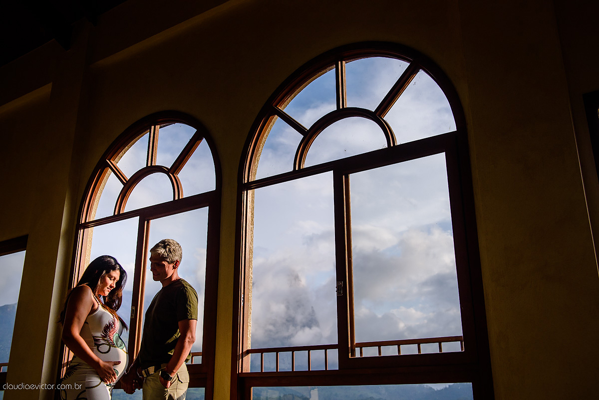 Lindo ensaio de gestante realizado em pedra azul e na praia dentro de um hotel com grávida e casal sendo fotografado por fotógrafos de casamento de vila velha fotógrafos de casamento de vitória espirito santo es com barco, flores no Bristol Vista azul
