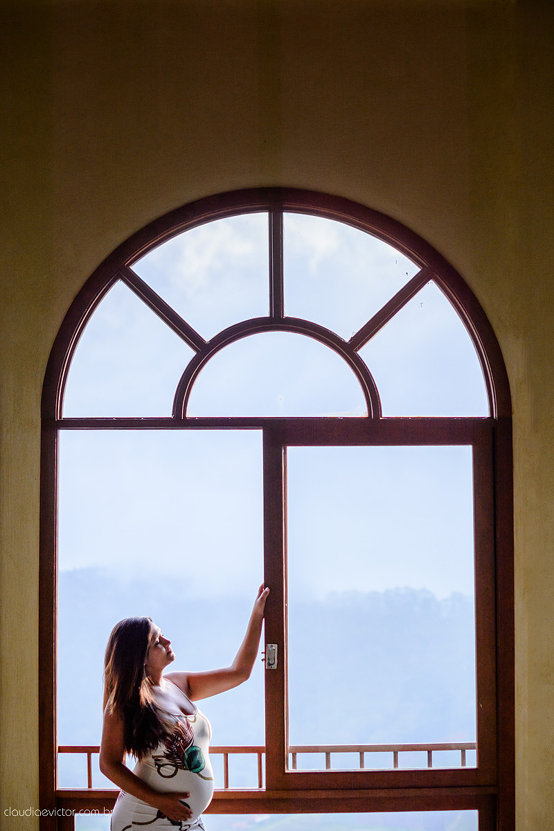 Lindo ensaio de gestante realizado em pedra azul e na praia dentro de um hotel com grávida e casal sendo fotografado por fotógrafos de casamento de vila velha fotógrafos de casamento de vitória espirito santo es com barco, flores no Bristol Vista azul