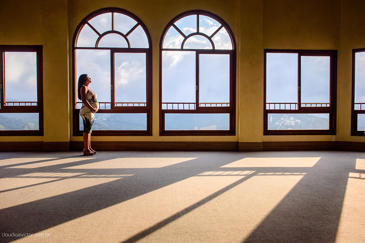 Lindo ensaio de gestante realizado em pedra azul e na praia dentro de um hotel com grávida e casal sendo fotografado por fotógrafos de casamento de vila velha fotógrafos de casamento de vitória espirito santo es com barco, flores no Bristol Vista azul