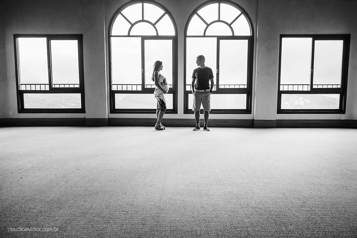 Lindo ensaio de gestante realizado em pedra azul e na praia dentro de um hotel com grávida e casal sendo fotografado por fotógrafos de casamento de vila velha fotógrafos de casamento de vitória espirito santo es com barco, flores no Bristol Vista azul
