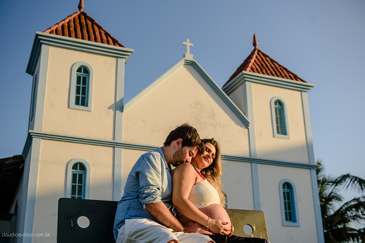 Lindo ensaio de gestante realizado em Guarapari nas praias de Meaípe e Bacutia por fotógrafos de casamento de vila velha fotógrafos de casamento de vitória fotógrafos de casamento de serra espirito santo es com mar, barcos e por do sol