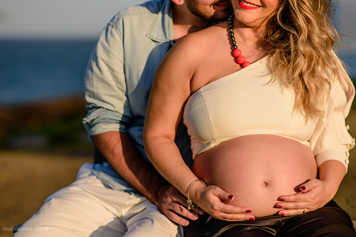 Lindo ensaio de gestante realizado em Guarapari nas praias de Meaípe e Bacutia por fotógrafos de casamento de vila velha fotógrafos de casamento de vitória fotógrafos de casamento de serra espirito santo es com mar, barcos e por do sol