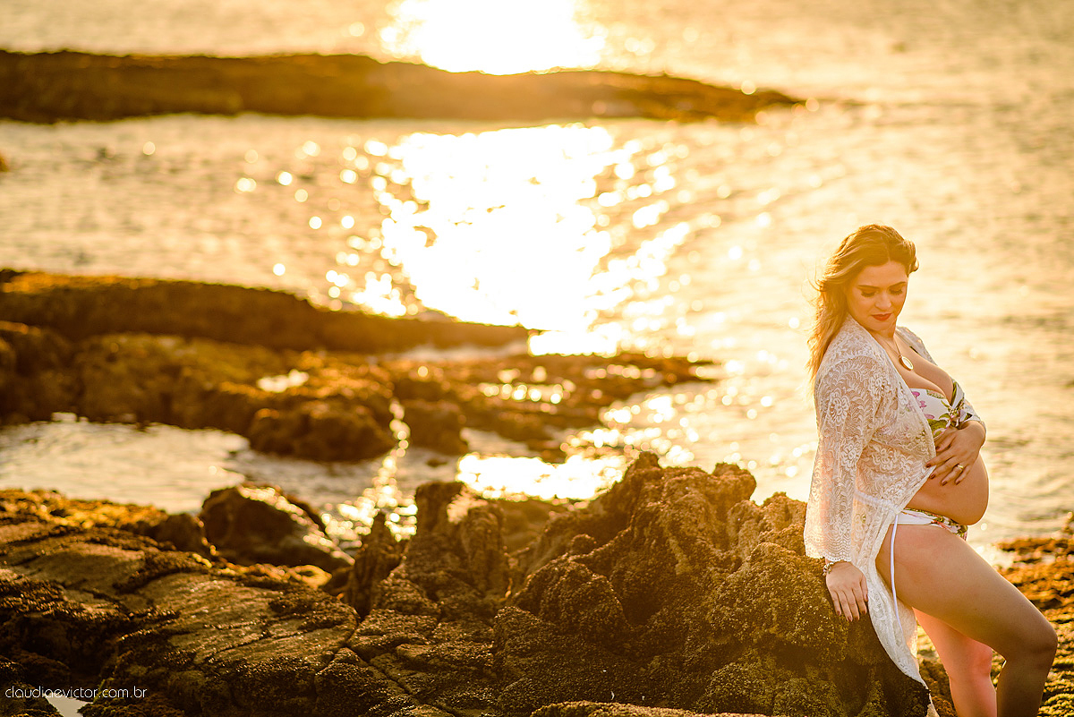 Lindo ensaio de gestante realizado em Guarapari nas praias de Meaípe e Bacutia por fotógrafos de casamento de vila velha fotógrafos de casamento de vitória fotógrafos de casamento de serra espirito santo es com mar, barcos e por do sol
