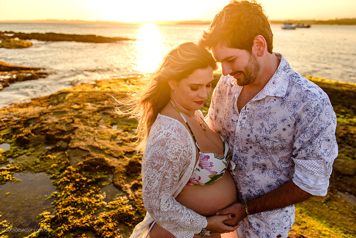 Lindo ensaio de gestante realizado em Guarapari nas praias de Meaípe e Bacutia por fotógrafos de casamento de vila velha fotógrafos de casamento de vitória fotógrafos de casamento de serra espirito santo es com mar, barcos e por do sol