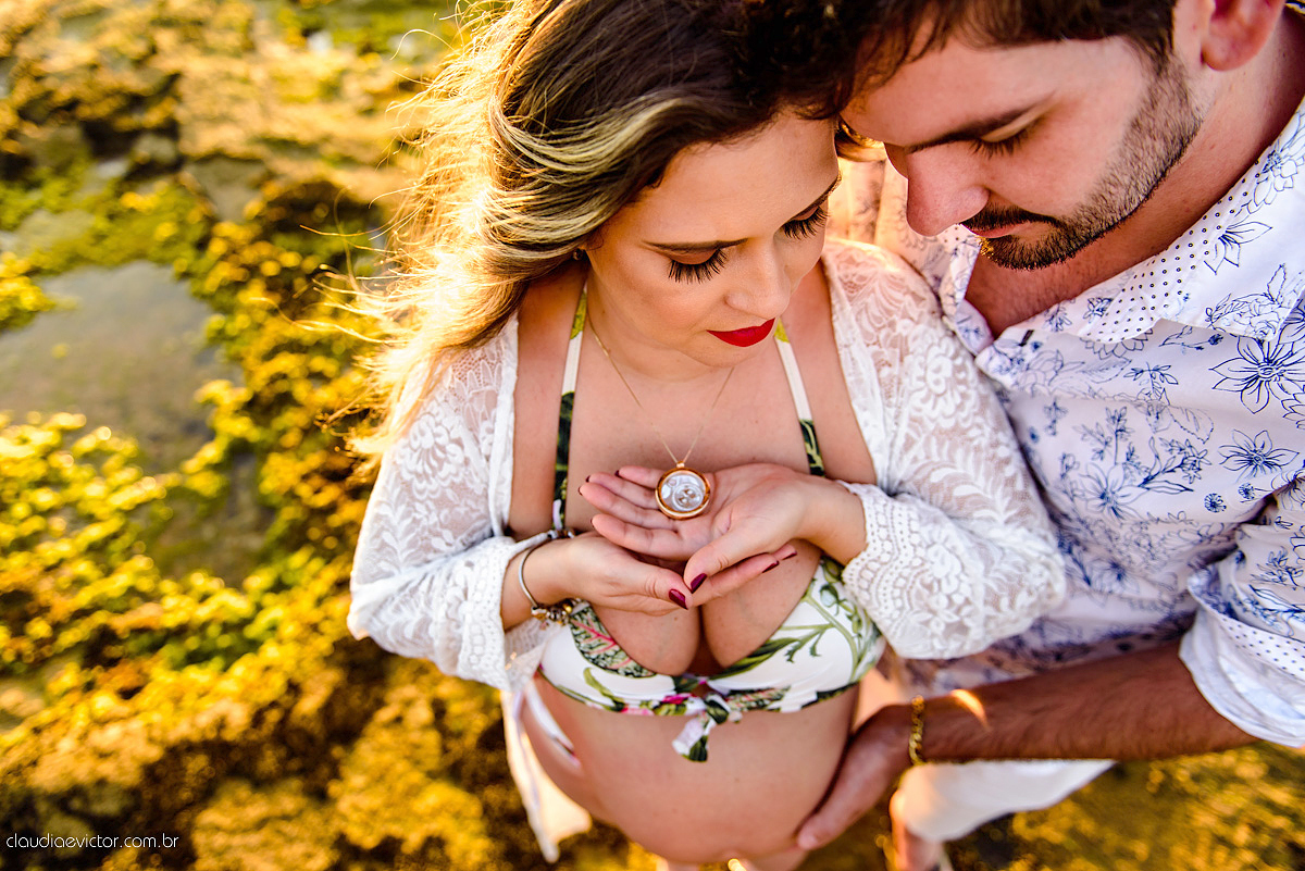 Lindo ensaio de gestante realizado em Guarapari nas praias de Meaípe e Bacutia por fotógrafos de casamento de vila velha fotógrafos de casamento de vitória fotógrafos de casamento de serra espirito santo es com mar, barcos e por do sol