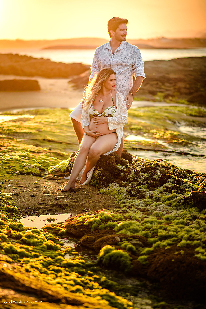 Lindo ensaio de gestante realizado em Guarapari nas praias de Meaípe e Bacutia por fotógrafos de casamento de vila velha fotógrafos de casamento de vitória fotógrafos de casamento de serra espirito santo es com mar, barcos e por do sol