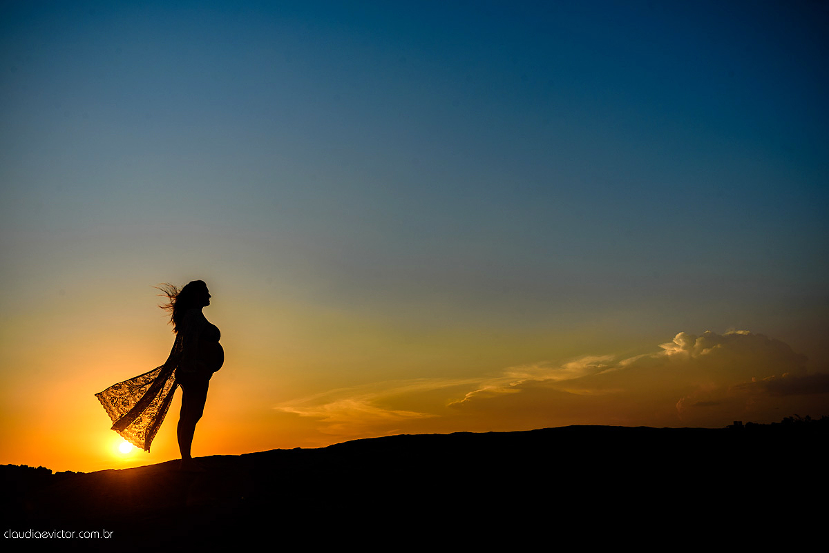 Lindo ensaio de gestante realizado em Guarapari nas praias de Meaípe e Bacutia por fotógrafos de casamento de vila velha fotógrafos de casamento de vitória fotógrafos de casamento de serra espirito santo es com mar, barcos e por do sol
