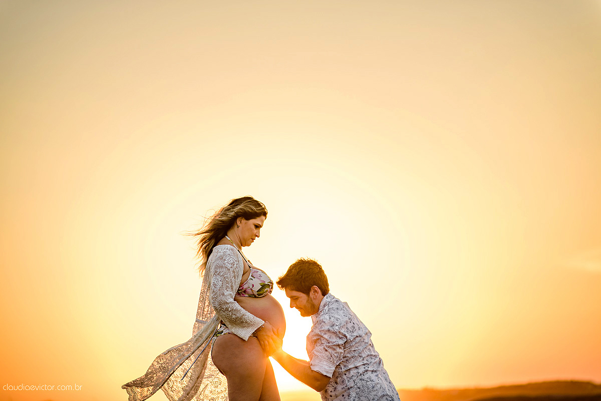 Lindo ensaio de gestante realizado em Guarapari nas praias de Meaípe e Bacutia por fotógrafos de casamento de vila velha fotógrafos de casamento de vitória fotógrafos de casamento de serra espirito santo es com mar, barcos e por do sol