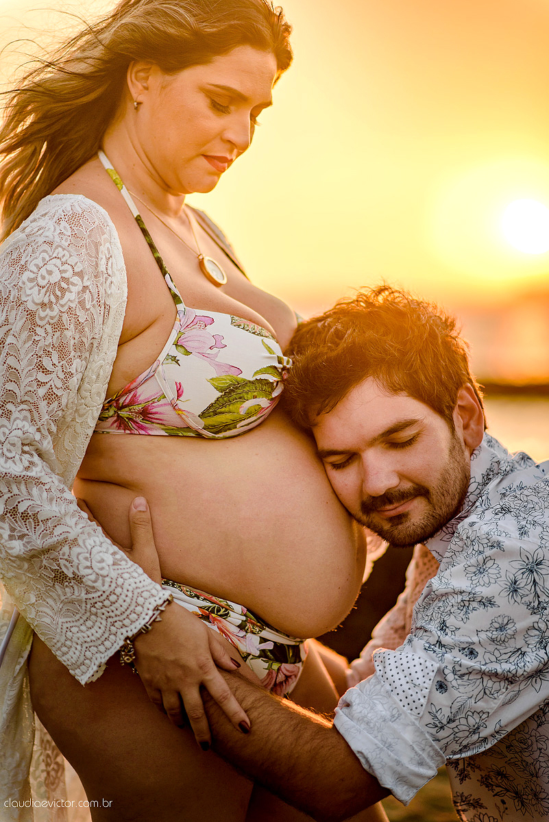 Lindo ensaio de gestante realizado em Guarapari nas praias de Meaípe e Bacutia por fotógrafos de casamento de vila velha fotógrafos de casamento de vitória fotógrafos de casamento de serra espirito santo es com mar, barcos e por do sol