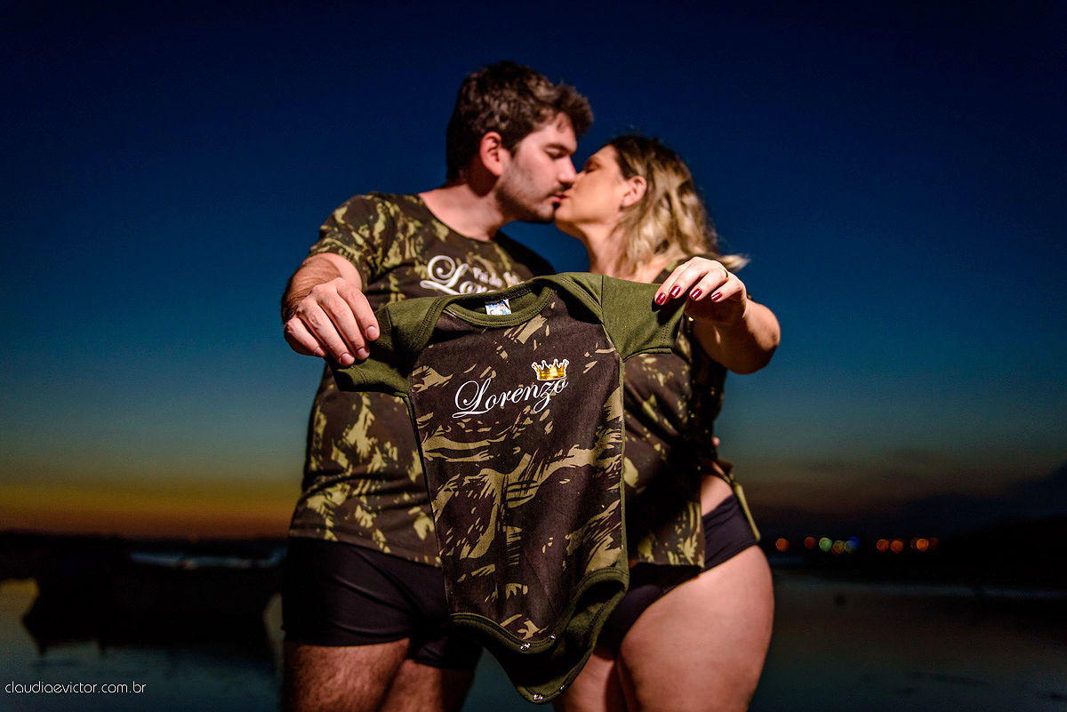 Lindo ensaio de gestante realizado em Guarapari nas praias de Meaípe e Bacutia por fotógrafos de casamento de vila velha fotógrafos de casamento de vitória fotógrafos de casamento de serra espirito santo es com mar, barcos e por do sol