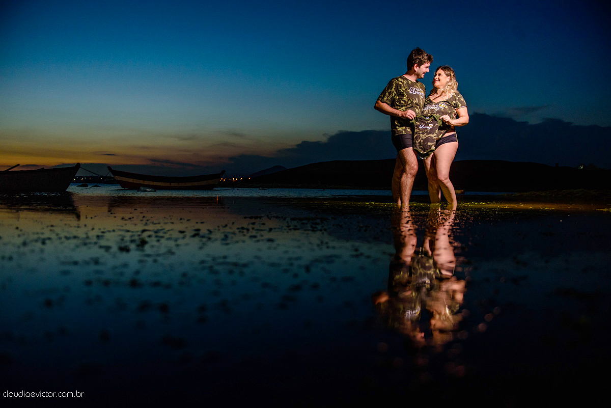 Lindo ensaio de gestante realizado em Guarapari nas praias de Meaípe e Bacutia por fotógrafos de casamento de vila velha fotógrafos de casamento de vitória fotógrafos de casamento de serra espirito santo es com mar, barcos e por do sol
