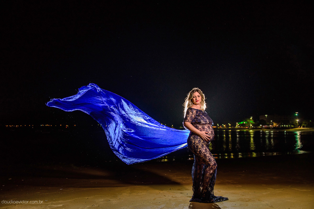 Lindo ensaio de gestante realizado em Guarapari nas praias de Meaípe e Bacutia por fotógrafos de casamento de vila velha fotógrafos de casamento de vitória fotógrafos de casamento de serra espirito santo es com mar, barcos e por do sol