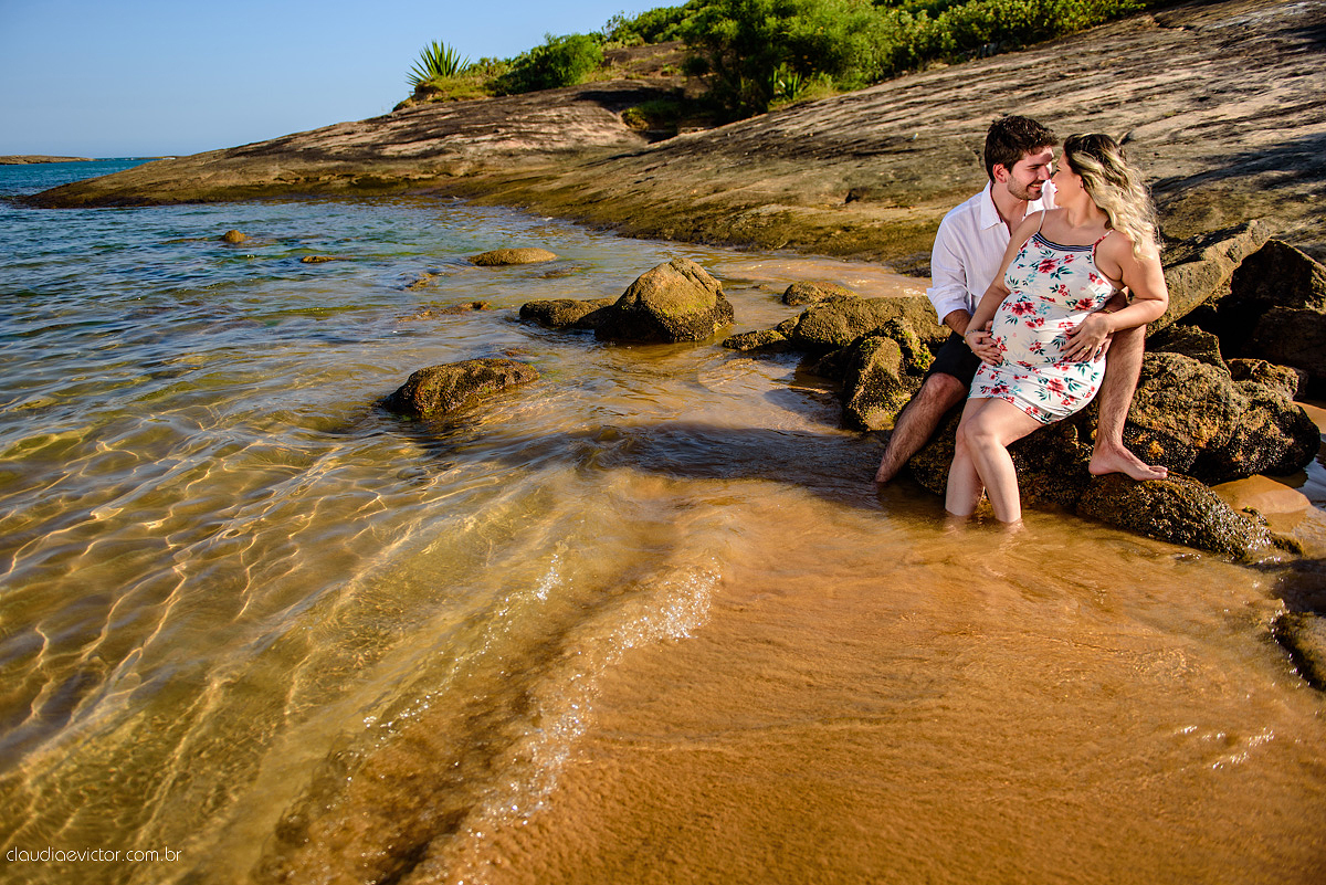 Lindo ensaio de gestante realizado em Guarapari nas praias de Meaípe e Bacutia por fotógrafos de casamento de vila velha fotógrafos de casamento de vitória fotógrafos de casamento de serra espirito santo es com mar, barcos e por do sol