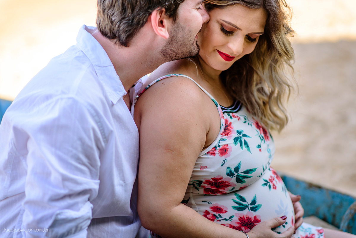 Lindo ensaio de gestante realizado em Guarapari nas praias de Meaípe e Bacutia por fotógrafos de casamento de vila velha fotógrafos de casamento de vitória fotógrafos de casamento de serra espirito santo es com mar, barcos e por do sol