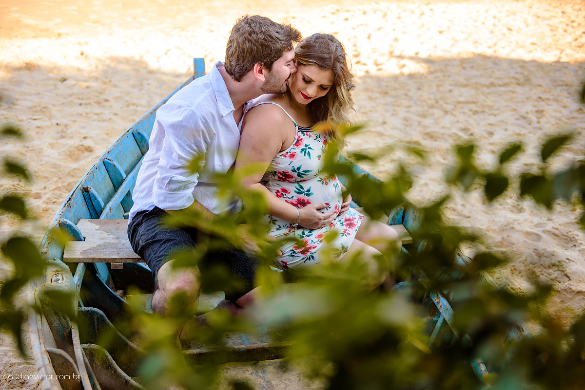 Lindo ensaio de gestante realizado em Guarapari nas praias de Meaípe e Bacutia por fotógrafos de casamento de vila velha fotógrafos de casamento de vitória fotógrafos de casamento de serra espirito santo es com mar, barcos e por do sol