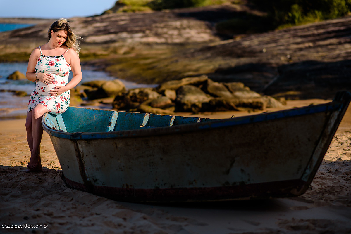 Lindo ensaio de gestante realizado em Guarapari nas praias de Meaípe e Bacutia por fotógrafos de casamento de vila velha fotógrafos de casamento de vitória fotógrafos de casamento de serra espirito santo es com mar, barcos e por do sol