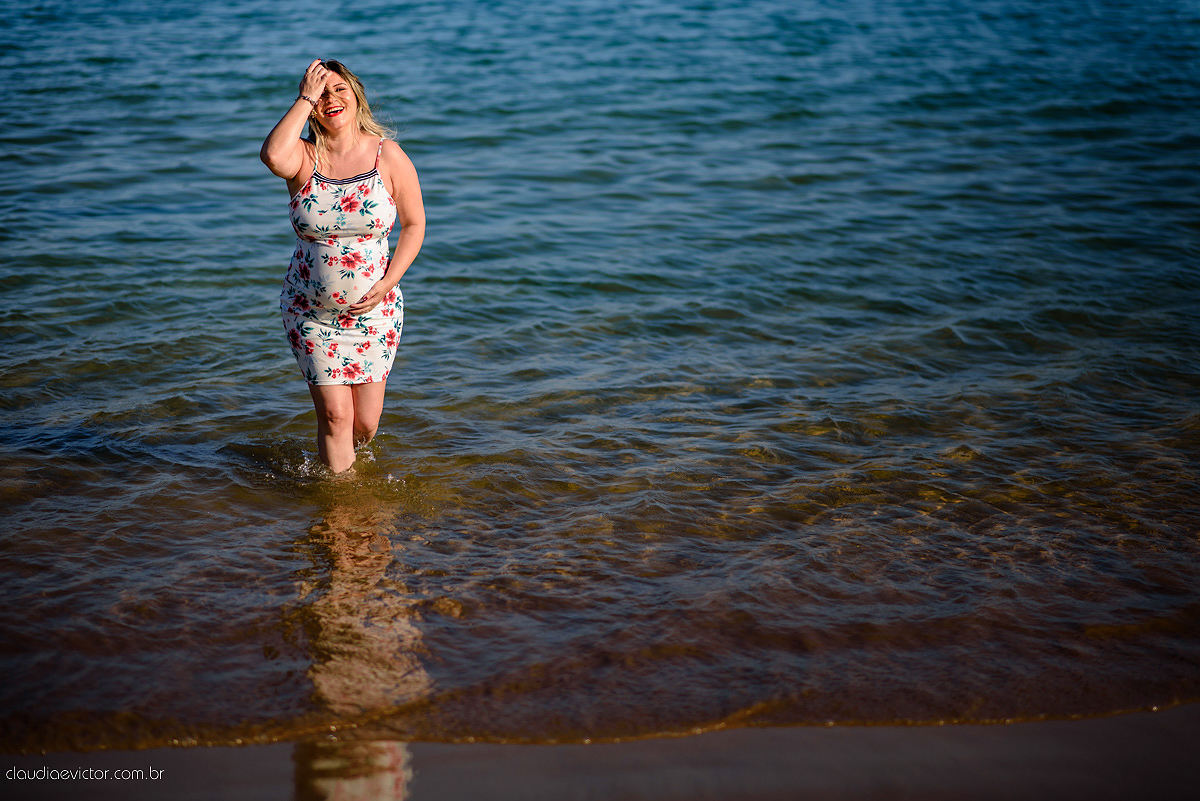 Lindo ensaio de gestante realizado em Guarapari nas praias de Meaípe e Bacutia por fotógrafos de casamento de vila velha fotógrafos de casamento de vitória fotógrafos de casamento de serra espirito santo es com mar, barcos e por do sol