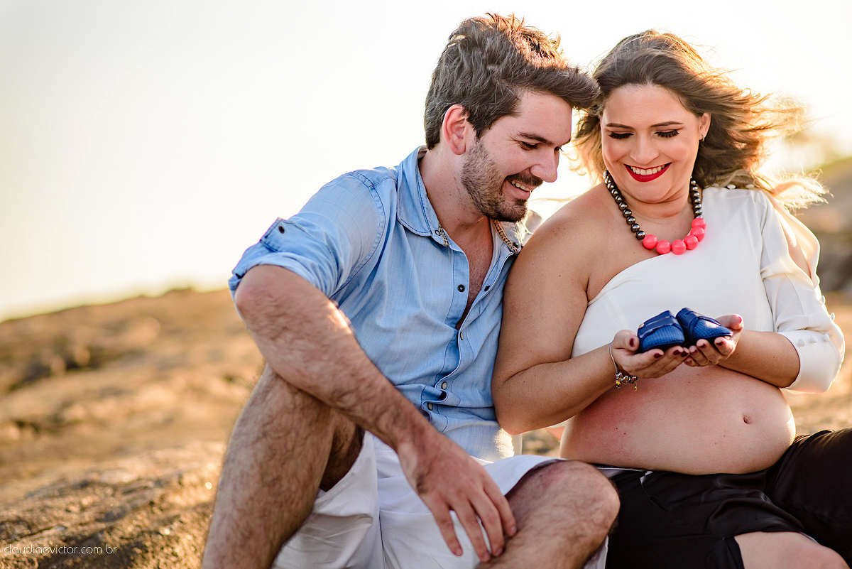 Lindo ensaio de gestante realizado em Guarapari nas praias de Meaípe e Bacutia por fotógrafos de casamento de vila velha fotógrafos de casamento de vitória fotógrafos de casamento de serra espirito santo es com mar, barcos e por do sol