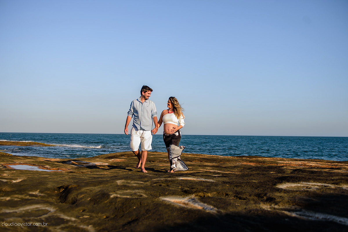 Lindo ensaio de gestante realizado em Guarapari nas praias de Meaípe e Bacutia por fotógrafos de casamento de vila velha fotógrafos de casamento de vitória fotógrafos de casamento de serra espirito santo es com mar, barcos e por do sol