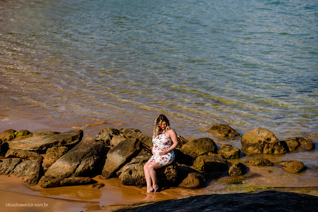Lindo ensaio de gestante realizado em Guarapari nas praias de Meaípe e Bacutia por fotógrafos de casamento de vila velha fotógrafos de casamento de vitória fotógrafos de casamento de serra espirito santo es com mar, barcos e por do sol