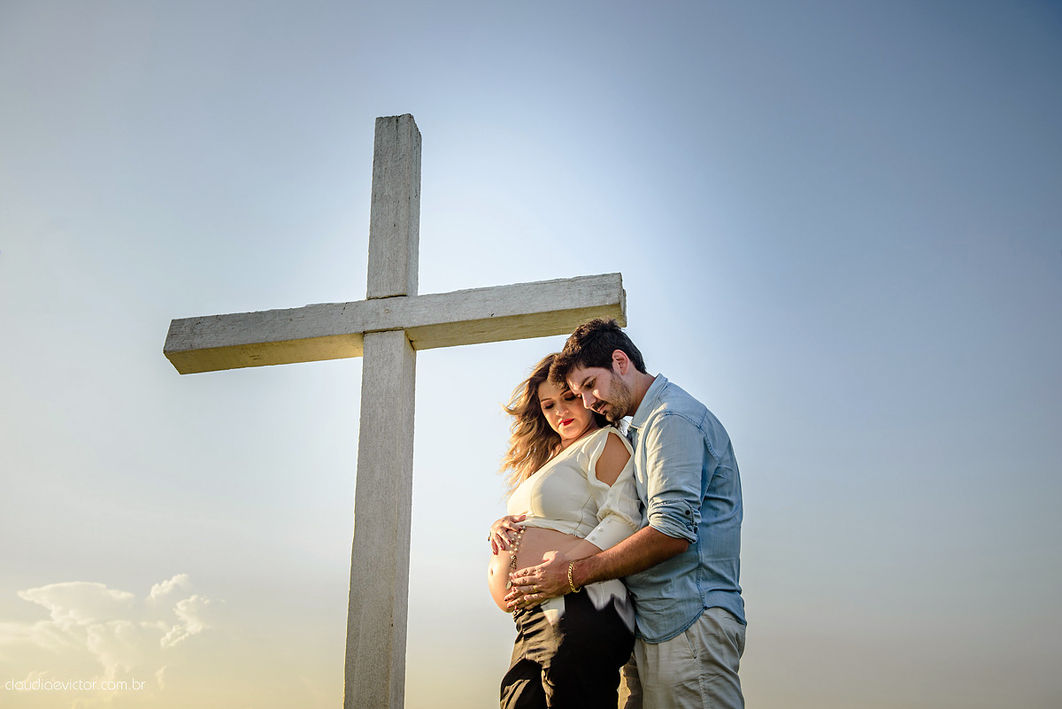 Lindo ensaio de gestante realizado em Guarapari nas praias de Meaípe e Bacutia por fotógrafos de casamento de vila velha fotógrafos de casamento de vitória fotógrafos de casamento de serra espirito santo es com mar, barcos e por do sol