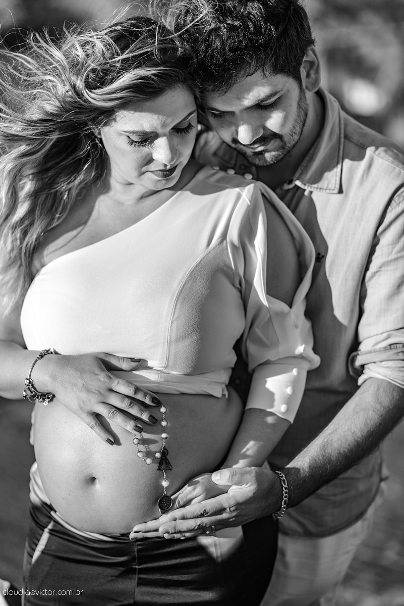 Lindo ensaio de gestante realizado em Guarapari nas praias de Meaípe e Bacutia por fotógrafos de casamento de vila velha fotógrafos de casamento de vitória fotógrafos de casamento de serra espirito santo es com mar, barcos e por do sol